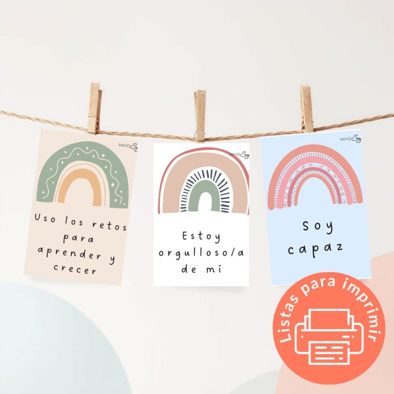 Niño utilizando cartas de afirmaciones positivas para desarrollar autoestima y confianza en sí mismo | MIYOSOY